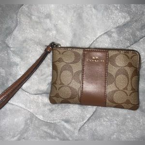 Coach corner zipper in signature canvas  Color Gold/Khaki saddle 2